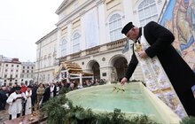 Фото 8: У Львові на площі Ринок освятили воду: упродовж дня охочі можуть прийти і набрати її з резервуара