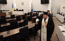 Фото 24: У Львові на площі Ринок освятили воду: упродовж дня охочі можуть прийти і набрати її з резервуара