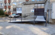 Фото 4: Цього року у Франківському районі облаштовано 6 пандусів біля житлових будинків людей з інвалідністю: в роботі ще 3 об’єкти