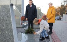 Фото 11: Мер Львова зі синами та дружиною зранку вшанував новітніх Героїв на Личакові