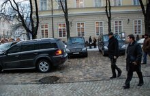 Фото 6: На пл Ринок без жодного погодження припаркували 10 машин 