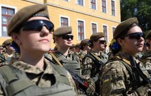 Фото 17: Вітаючи випускників Академії сухопутних військ, Андрій Садовий запропонував вже впровадити стандарти НАТО в Україні