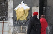 Фото 7: Аварійну стелу Монументу Слави демонтують: підрядник розпочав демонтажні роботи