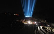 Фото 7: В пам’ять про українських Героїв у небо запустили символічні світлові промені