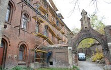 Фото 2: Розпочато реставрацію даху монастирських приміщень колишнього костелу францисканок (нині — храм св. Івана Золотоустого)
