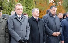 Фото 11: Урочисте покладання квітів та запалювання лампадок на Полі почесних поховань №76 Личаківського кладовища