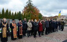 Фото 12: Урочисте покладання квітів та запалювання лампадок на Полі почесних поховань №76 Личаківського кладовища