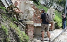Фото 1: На «Криниці з левами» встановили відреставровані скульптури левів і запустили фонтан