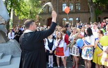Фото 23: У школах міста урочисто святкують закінчення навчального року
