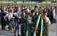 Фото 13: «Ми сьогодні вшановуємо не тільки ветеранів УПА, а й усіх Героїв нашої країни, які своїми тілами закрили нас і захистили», - А. Садовий