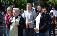 Фото 26: На площі перед ліцеєм ім. В. Симоненка сьогодні відбуваються святкові заходи