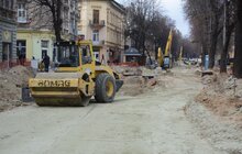 Фото 1: Реконструкція вул. С. Бандери: з боку вул. Чупринки прокладають трамвайні плити