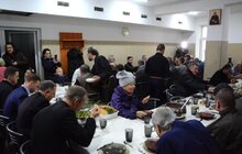 Фото 24: У «Домі милосердя» братів альбертинців організували різдвяну трапезу для бездомних