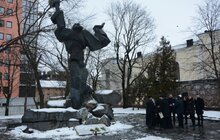Фото 2: У Львові запаленням лампадок, покладанням квітів та молитвою вшанували жертв Голокосту