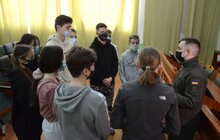 Фото 6: Учні 9-11 класів навчаються стрільбі та домедичної допомоги в інструкторів Нацгвардії