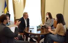 Фото 3: Міський голова Андрій Садовий подякував студенткам-медикам, які врятували життя чоловікові у львівському трамваї