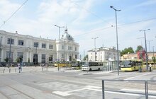Фото 14: Мерія закликає водіїв приватних авто не паркуватися у частині пл. Двірцевої, де знаходяться зупинки громадського транспорту і пішохідна зона