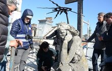 Фото 9: Реставратори досліджують скульптуру скорботного Христа на каплиці Боїмів