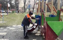 Фото 1: Комунальні служби дезінфікують місто: миють вулиці, тротуари, зупинки транспорту, сходові клітки будинків
