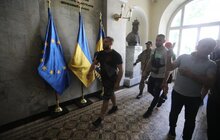 Фото 21: Невідомі особи виламали двері до міської ратуші та ввірвались всередину