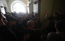 Фото 24: Невідомі особи виламали двері до міської ратуші та ввірвались всередину