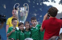 Фото 10: У сквері «На Валах» виставили футбольні трофеї Ліги чемпіонів УЄФА