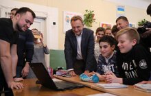 Фото 11: Мер Львова взяв участь у Годині коду — разом з учнями кодив гру