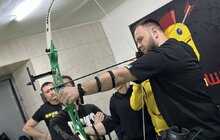 Фото 11: Терапія стрільбою: пацієнти центру НЕЗЛАМНІ стріляють з лука, аби зміцнити м’язи тіла