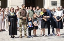 Фото 10: Похорон Ірини Фаріон: на Личаківському кладовищі у Львові зібралось кілька тисяч людей (фото, відео)