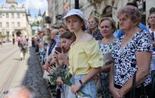 Фото 12: Похорон Ірини Фаріон: на Личаківському кладовищі у Львові зібралось кілька тисяч людей (фото, відео)