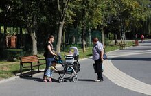 Фото 1: Мер оглянув оновлений громадський простір на вул. Зубрівська — Довженка