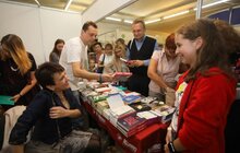 Фото 5: Мер Львова другий день поспіль відвідує книжковий форум та отримав чимало автографів авторів видань