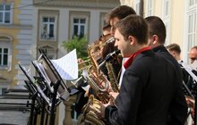 Фото 13: На балконі міського голови грали джаз