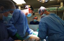 Фото 1: Американський трансплантолог Роберт Монтгомері, у грудях якого б’ється донорське серце, пересадив нирку у Львові