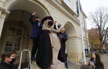 Фото 9: У Львові відзначають День студента: левів біля Ратуші одягли у мантії