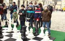 Фото 2: Стартувала вулична гра у шахи на головній площі міста
