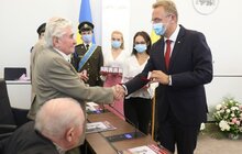 Фото 5: З нагоди Дня Державного Прапора депутати 1-го демократичного скликання отримали відзнаки від громади міста