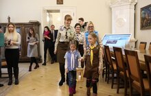 Фото 1: Пластуни передали мерії Вифлеємський вогонь миру