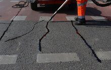 Фото 4: У Франківському районі Львова ліквідовують тріщини на дорожньому покритті