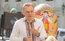 Фото 8: Мер Львова з родиною взяв участь в майстер-класі з розпису писанок