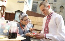 Фото 14: Мер Львова з родиною взяв участь в майстер-класі з розпису писанок