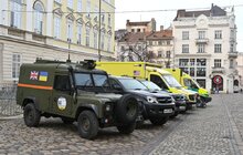 Фото 4: 11 машин на передову: британські волонтери у Львові передали допомогу для війська