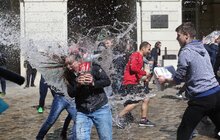Фото 1: У Львові на пл. Ринок триває «Поливаний понеділок» 
