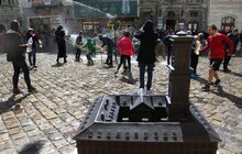 Фото 2: У Львові на пл. Ринок триває «Поливаний понеділок» 