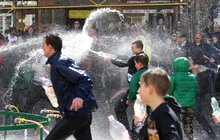 Фото 5: У Львові на пл. Ринок триває «Поливаний понеділок» 
