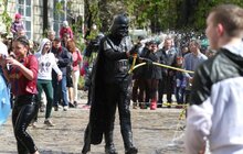 Фото 7: У Львові на пл. Ринок триває «Поливаний понеділок» 