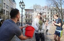 Фото 7: Сьогодні на площі Ринок у Львові влаштували «Поливаний понеділок»