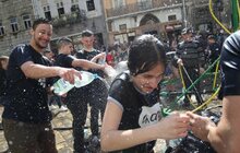 Фото 11: Сьогодні на площі Ринок у Львові влаштували «Поливаний понеділок»