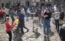 Фото 13: Сьогодні на площі Ринок у Львові влаштували «Поливаний понеділок»