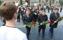 Фото 2: До 203-ї річниці від дня народження Тараса Шевченка у Львові в небо запустили повітряні кульки з віршами Кобзаря